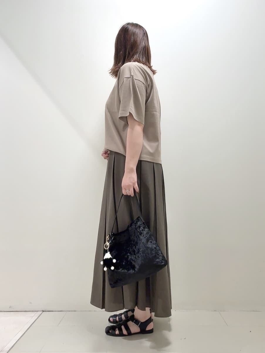 YUIさんの「UNTITLED｜【コットン100/ゆったり/ショート丈/洗える】ベロアロゴTシャツ」を使ったコーディネート