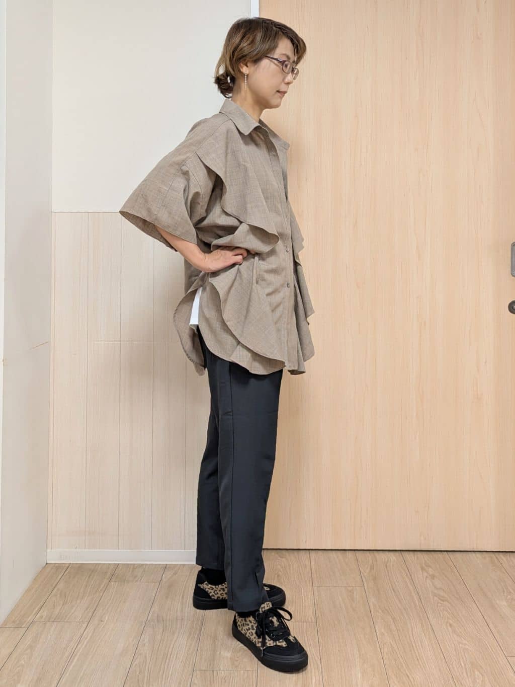 YuAさんの「SHOO･LA･RUE｜【洗える/S-LL】大きめのフリルが印象的 デザインブラウス」を使ったコーディネート