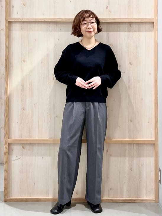 nakoさんの「THE SHOP TK｜【すっきりシルエットが叶う】大人のためのVネックニット/毛玉になりにくい/静電気防止/洗濯機OK」を使ったコーディネート