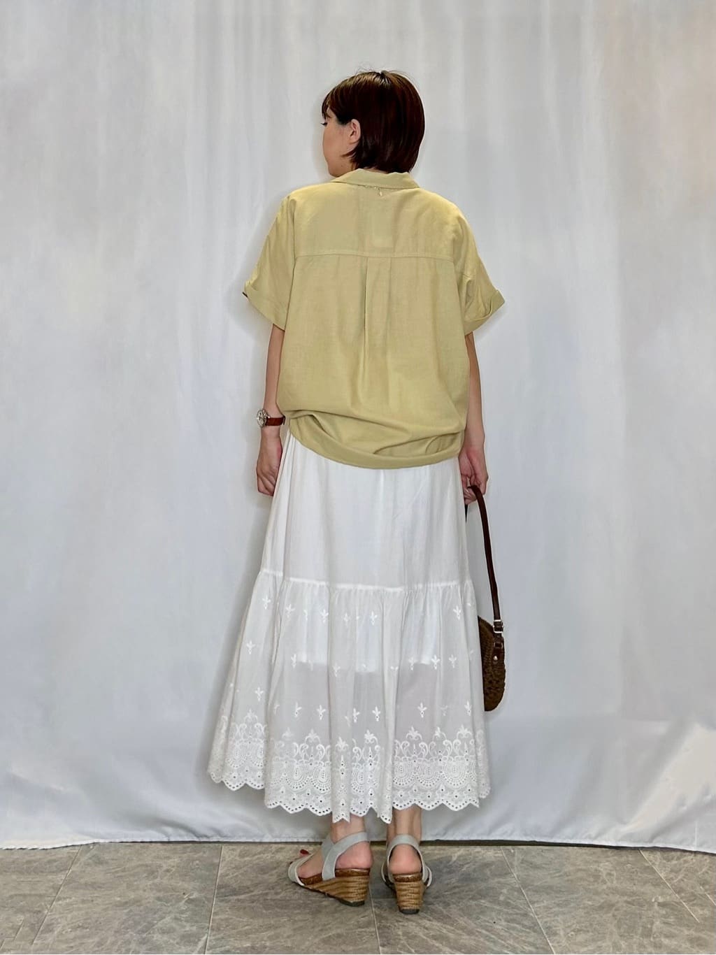 ネリさんの「SHOO･LA･RUE｜【S-LL/UV/接触冷感/抗菌防臭】体型を自然にカバー フレンチリネンブレンド襟付ドルマンシャツ」を使ったコーディネート