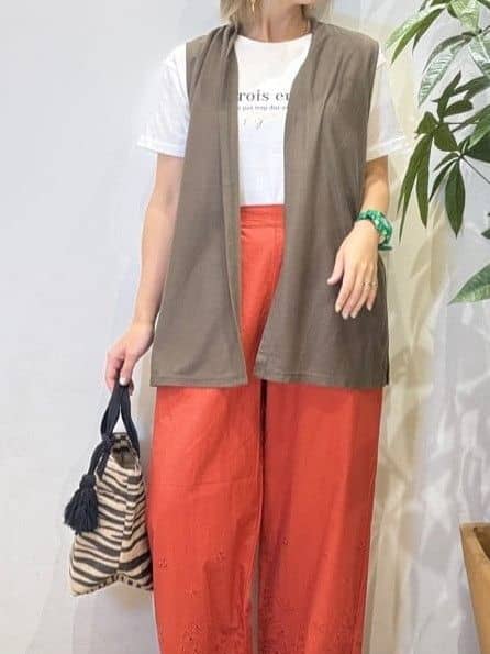 misakiさんの「SHOO･LA･RUE｜【2点セット】着回しいろいろ ジレ＋ロゴTシャツ」を使ったコーディネート