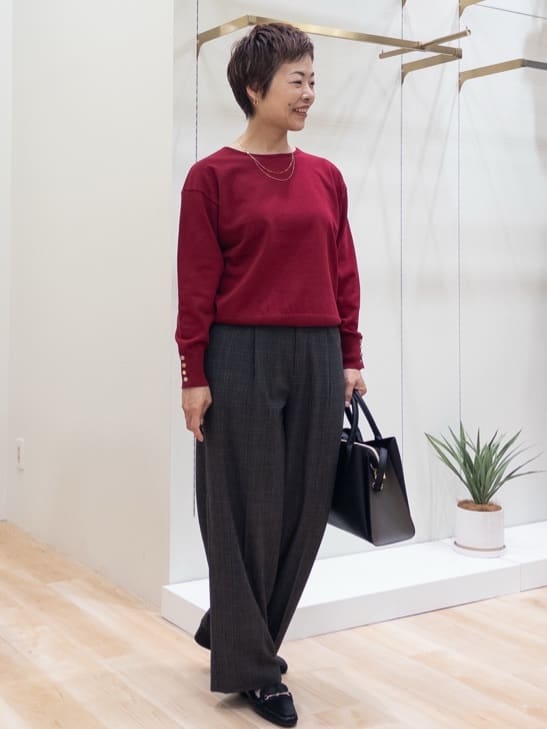 シュウコさんの「grove｜ON/OFF毎日使える！袖口ボタンドロップショルダーニット」を使ったコーディネート