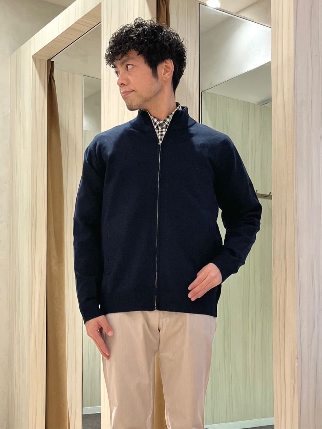 URAさんの「TAKEO KIKUCHI｜アンチピリング ジップアップ ニット」を使ったコーディネート