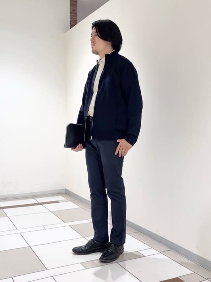 及川さんの「TAKEO KIKUCHI｜アンチピリング ジップアップ ニット」を使ったコーディネート