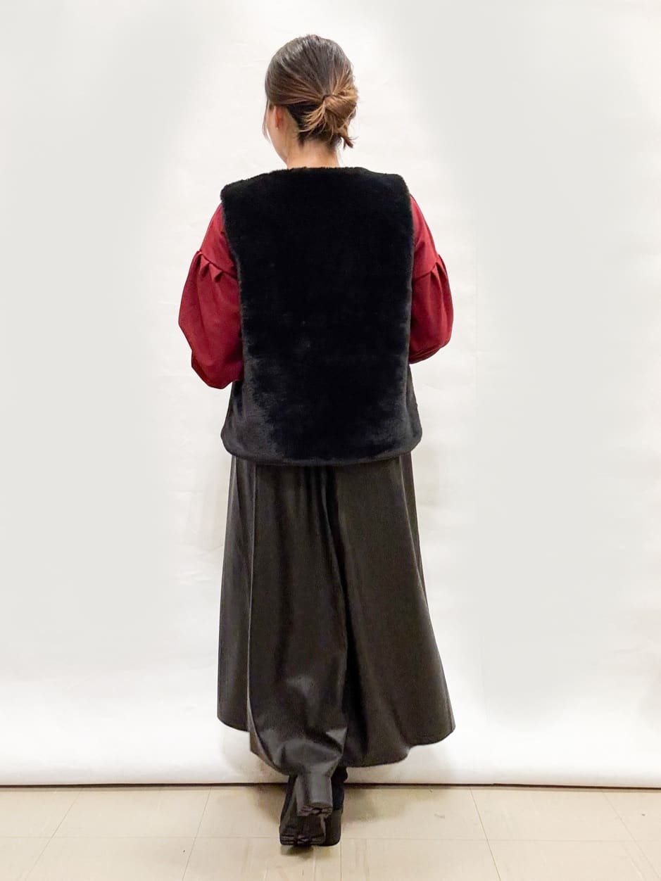 bulさんの「SHOO･LA･RUE｜【2点セット/7分袖】大人のきれい見え お袖タック入りアクセ付きトップス」を使ったコーディネート
