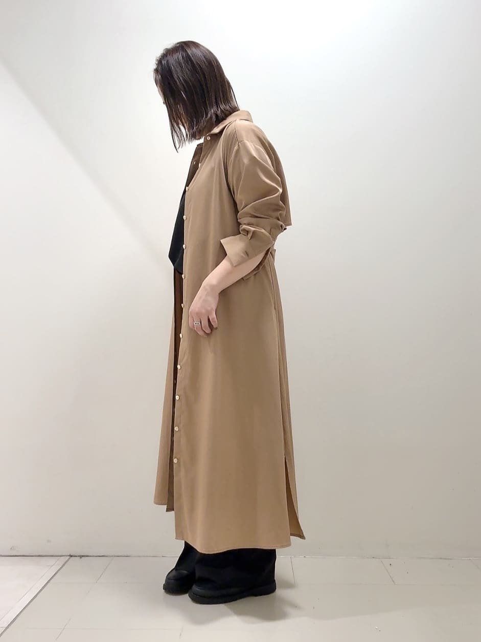 YUIさんの「UNTITLED｜【前開きボタン/ベルト付/羽織シャツ/】2WAYトレンチ風ワンピース」を使ったコーディネート