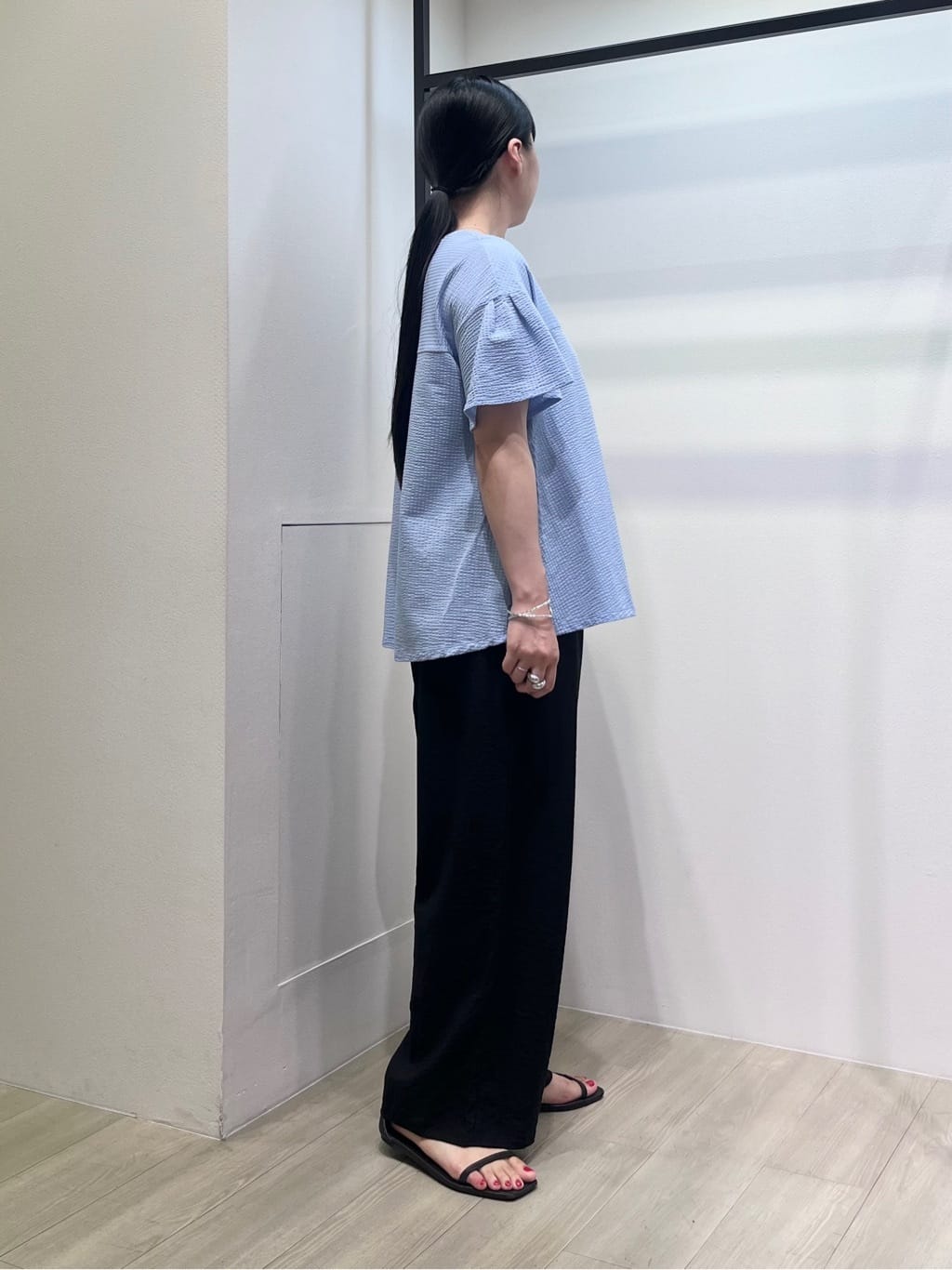hasuさんの「INDIVI｜【洗える／UVケア／SETUP可能】ドロストワイドパンツ」を使ったコーディネート
