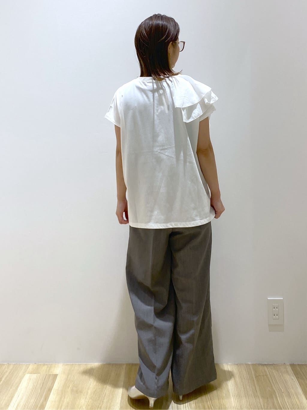 えりさんの「OPAQUE.CLIP｜ショルダーフリルドッキングカットソー【洗濯機洗い可】」を使ったコーディネート
