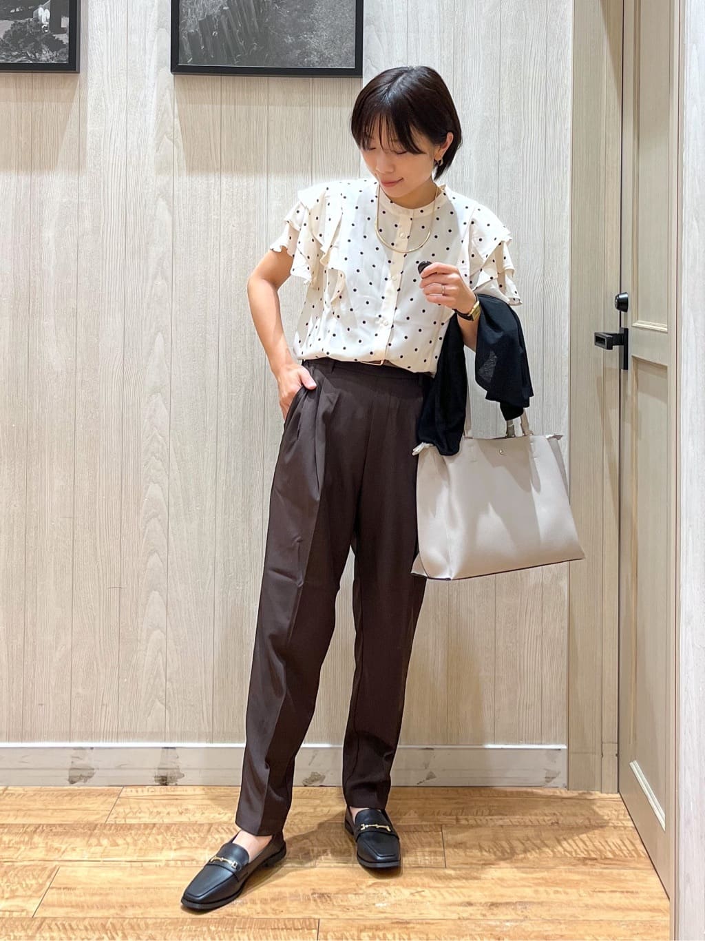 shirayuuuさんの「SHOO･LA･RUE｜【無地/ドット柄】お袖フリルが華やぐ きれいめブラウス」を使ったコーディネート