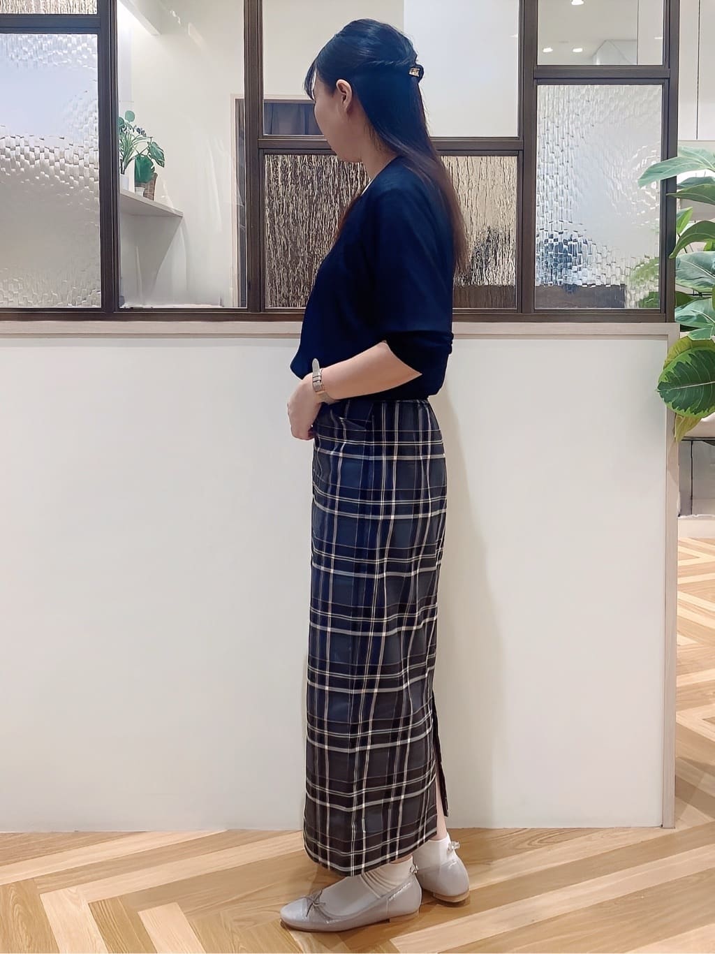 yayoiさんの「grove｜さっと二の腕カバー　大人な抜け感シアーラグランVネックカーデ」を使ったコーディネート