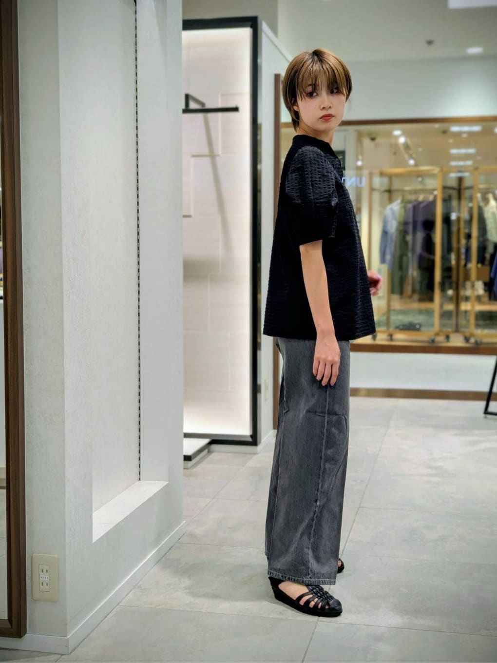 nonoさんの「UNTITLED｜【吸水速乾/ストレッチ/Vネック】フォルムスリーブ ブラウス」を使ったコーディネート