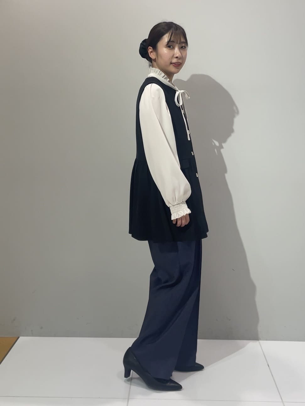 abeさんの「Couture brooch｜【フェミニン・きれいめ】ゴールド釦ペプラムジレ」を使ったコーディネート