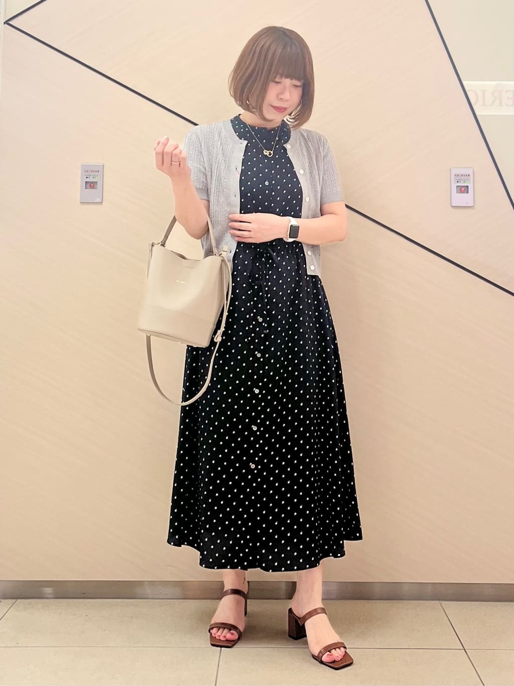 yahataさんの「DRESSTERIOR｜シュリンクレザーバケットBAG」を使ったコーディネート