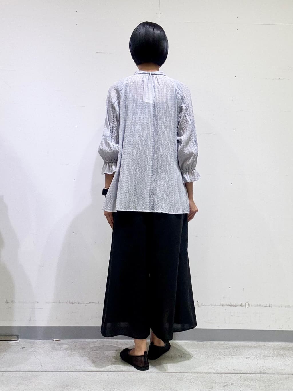naoさんの「INDIVI｜【洗える／シャーリング素材】ボリューム袖エアリーブラウス」を使ったコーディネート