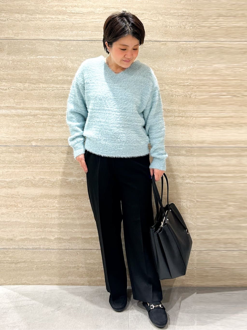NAMIさんの「OPAQUE.CLIP｜スパンコールフェザーVネックニット【洗濯機OK】」を使ったコーディネート
