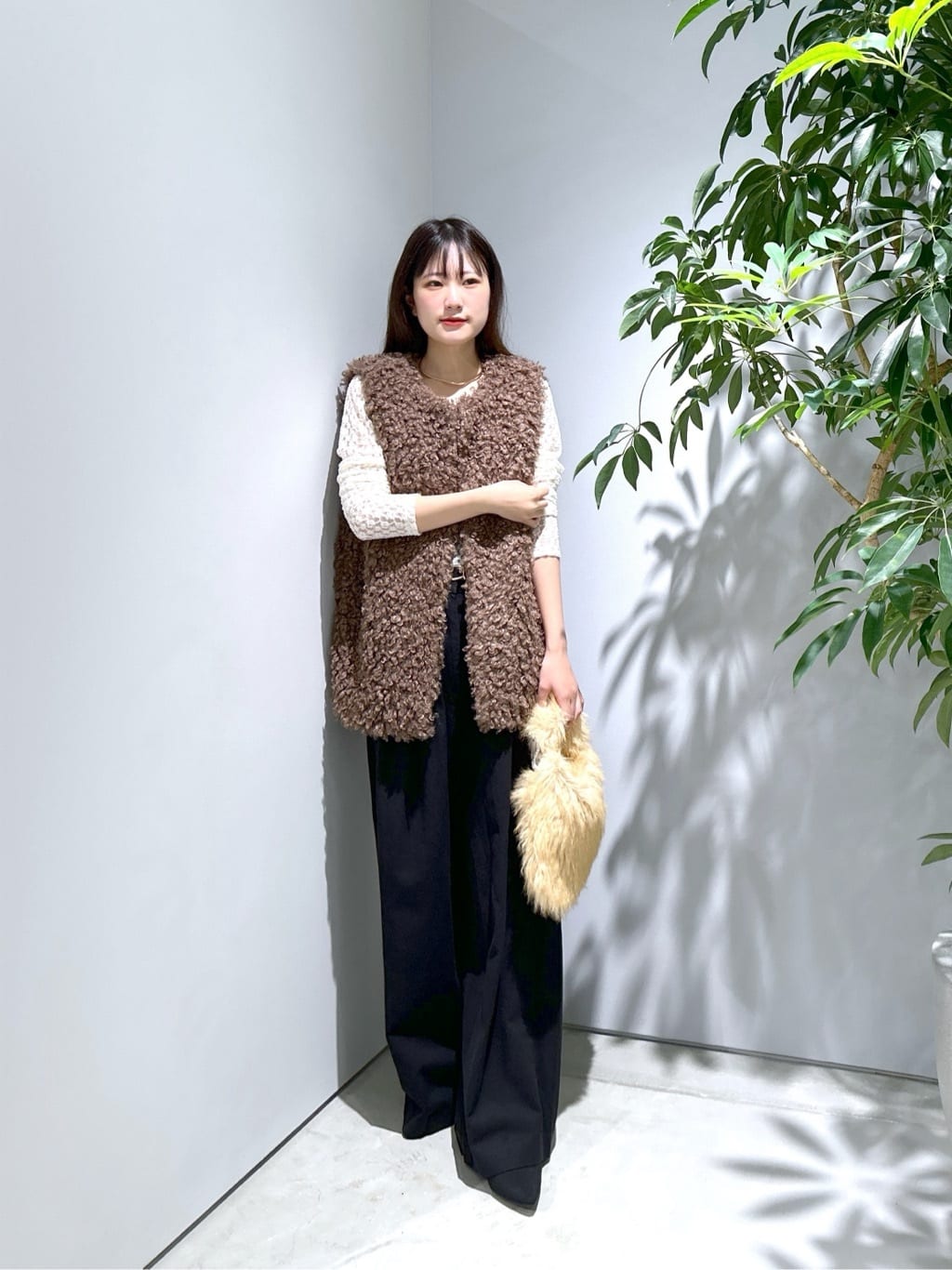 Renoさんの「INDIVI｜【LE VERNIS】ポワールフラッフィーファーバッグ」を使ったコーディネート