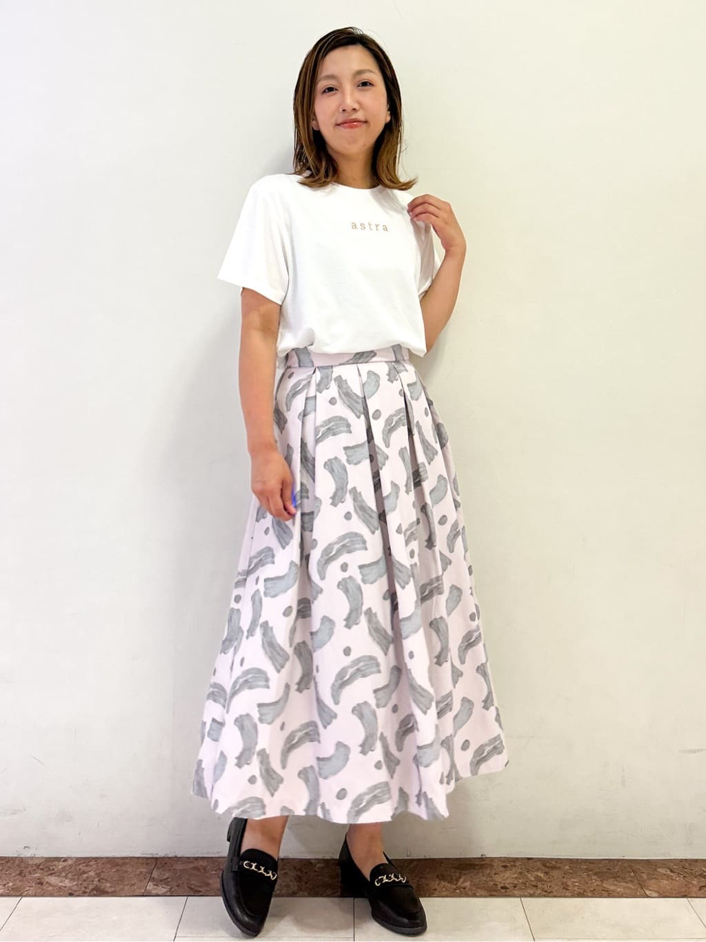 madokaさんの「OPAQUE.CLIP｜メタリック刺繍ロゴTシャツ【接触冷感／洗濯機洗い可】」を使ったコーディネート