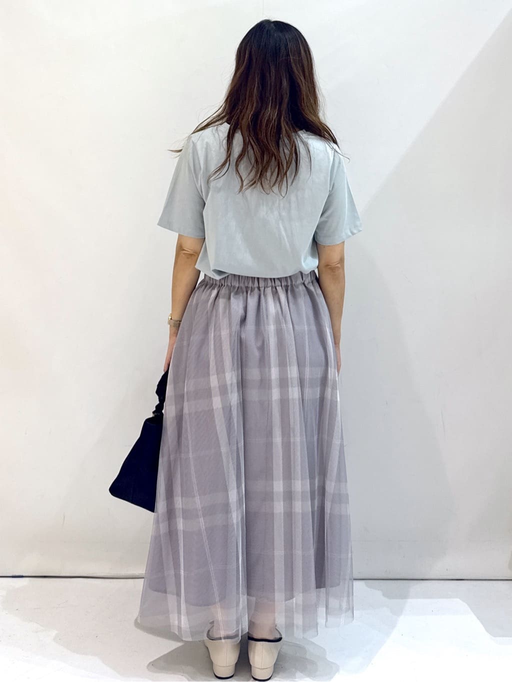 hirokoさんの「OPAQUE.CLIP｜スパンコール刺繍ロゴTシャツ【洗濯機洗い可／接触冷感／UVケア】」を使ったコーディネート