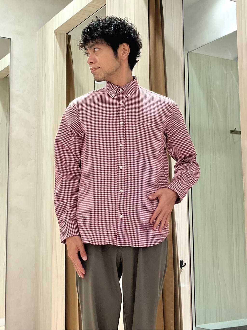 URAさんの「TAKEO KIKUCHI｜【抗菌防臭/シーズンレス】シアサッカーギンガムチェック ストレッチシャツ」を使ったコーディネート