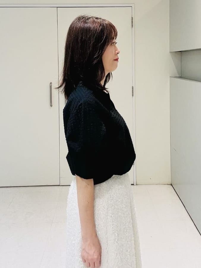makiさんの「UNTITLED｜【吸水速乾/ストレッチ/Vネック】フォルムスリーブ ブラウス」を使ったコーディネート