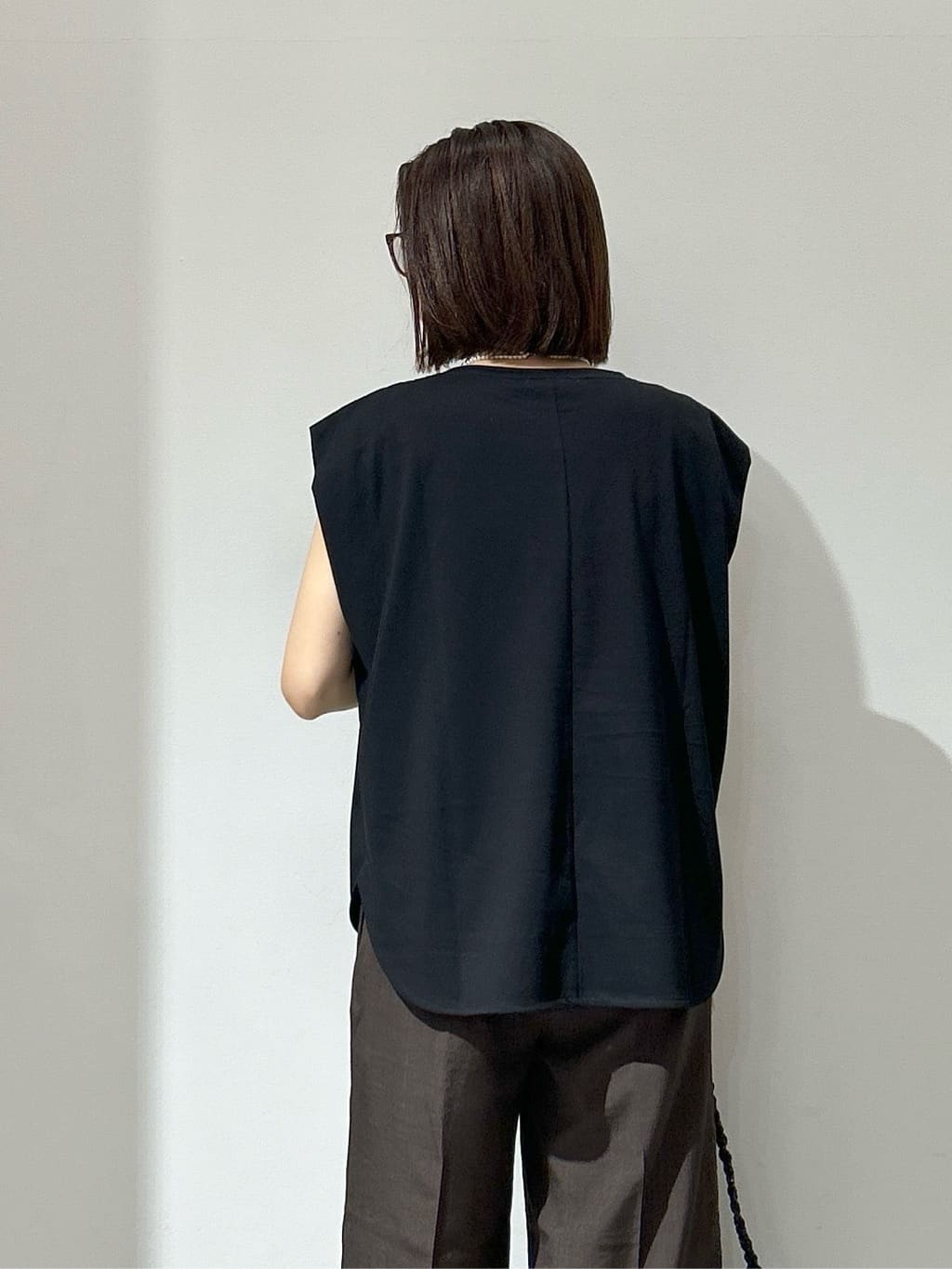 NAKAさんの「OPAQUE.CLIP｜ボクシーノースリーブカットソー【洗濯機洗い可】」を使ったコーディネート