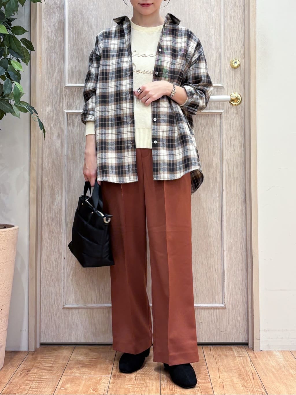 なみさんの「SHOO･LA･RUE｜【洗濯機可/ちくちくしにくい】大人のための スウェットライク刺繍ロゴニット」を使ったコーディネート