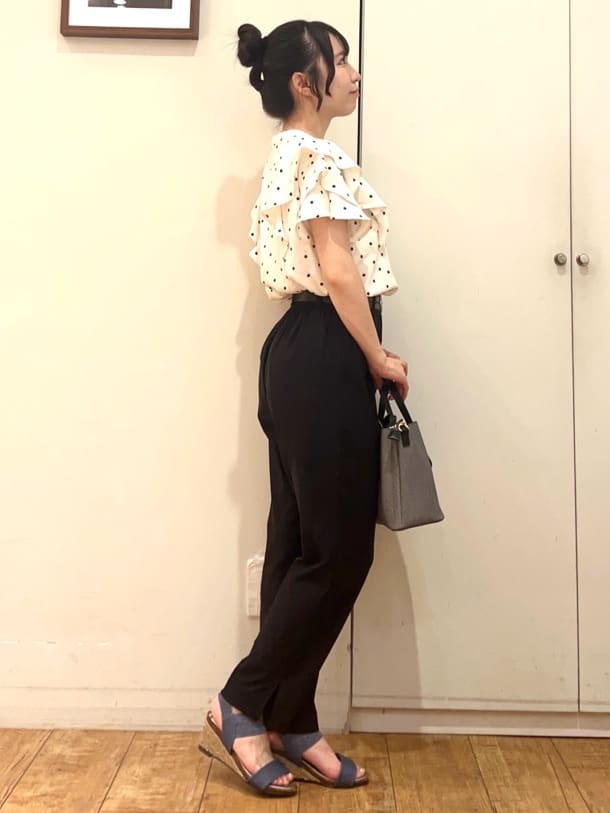 AIRIさんの「SHOO･LA･RUE｜【無地/ドット柄】お袖フリルが華やぐ きれいめブラウス」を使ったコーディネート