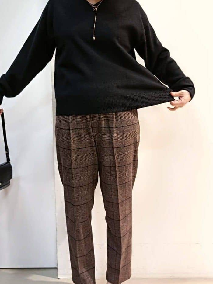 あんさんの「THE SHOP TK｜【すっきりシルエットが叶う】大人のためのVネックニット/毛玉になりにくい/静電気防止/洗濯機OK」を使ったコーディネート