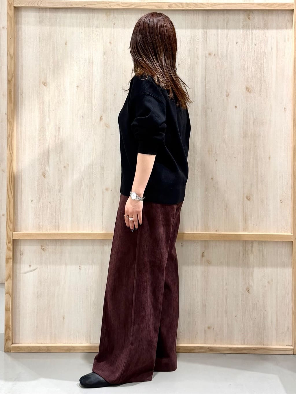 nanaさんの「THE SHOP TK｜【すっきりシルエットが叶う】大人のためのVネックニット/毛玉になりにくい/静電気防止/洗濯機OK」を使ったコーディネート