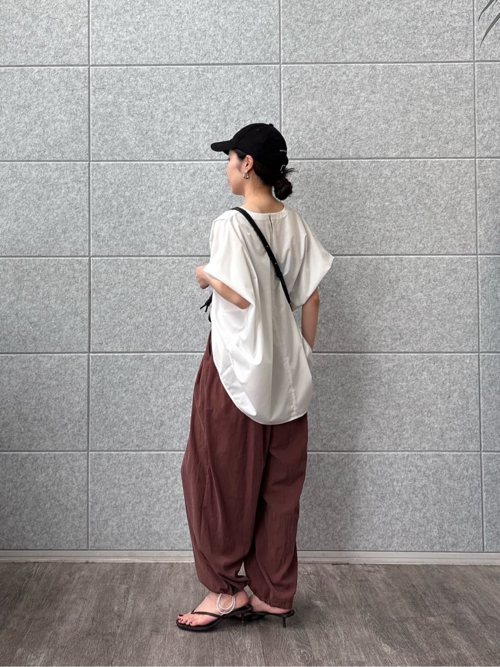 ひなさんの「INDIVI｜スリーブレスタックブラウス」を使ったコーディネート
