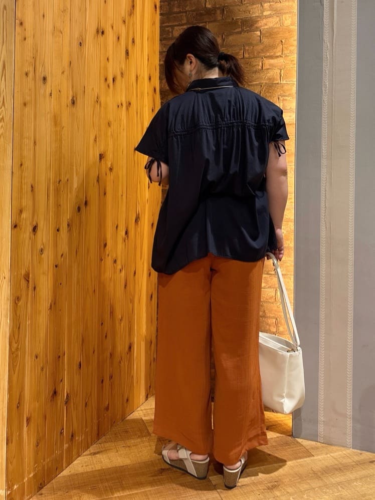 ゆかぴさんの「SHOO･LA･RUE｜◆【S-LL/ひんやり】後ろ姿も抜かりなく インせず着られる バックギャザーシャツ」を使ったコーディネート