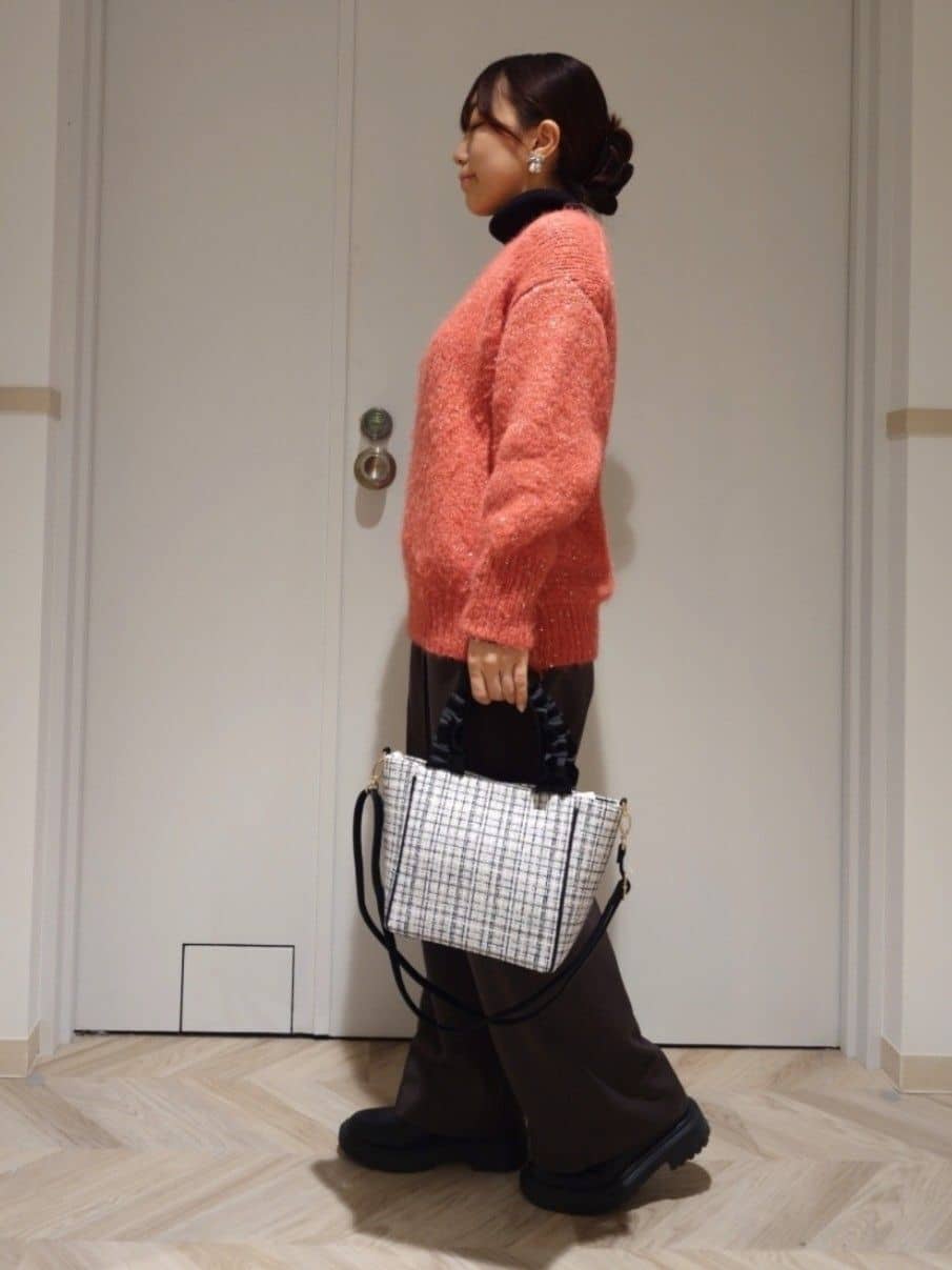 Reiさんの「SHOO･LA･RUE｜【洗濯機可/S-LL】上品にキラリと華やぐ スパンコールニット」を使ったコーディネート