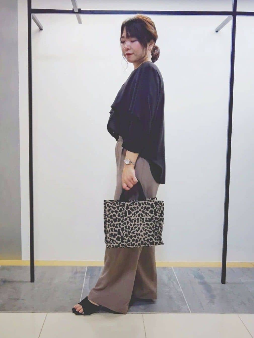 TOMOMIさんの「INDIVI｜【羽織りとしても活躍！】ケープカラーブラウス」を使ったコーディネート