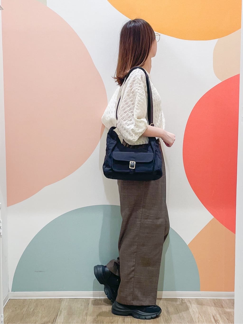 とまとさんの「SHOO･LA･RUE｜【S-LL】涼やかで好印象 シアーチェック ドルマントップス」を使ったコーディネート