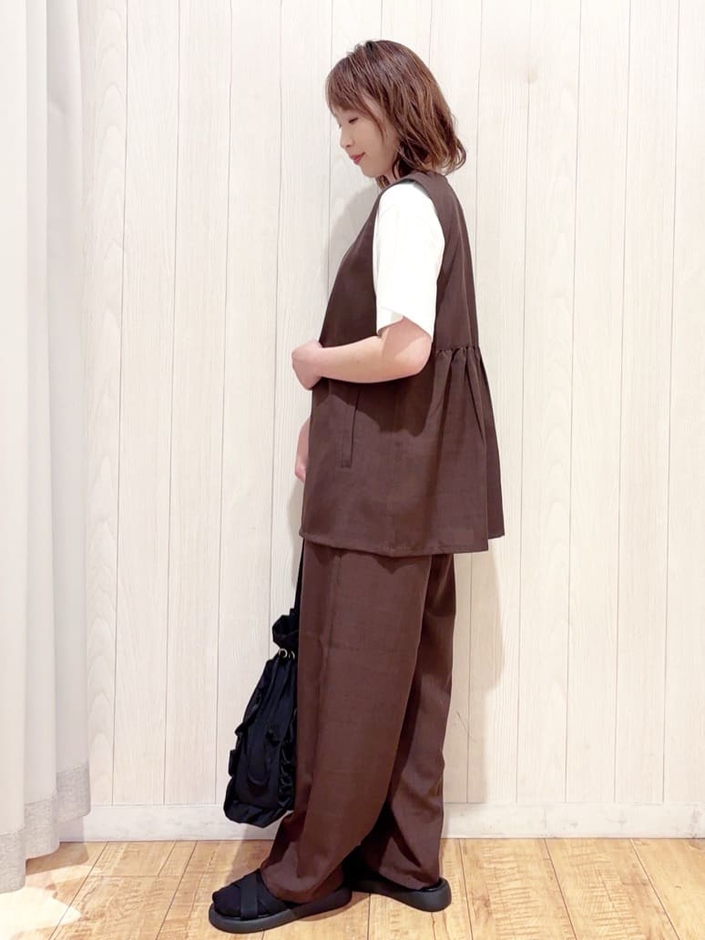 あいこさんの「SHOO･LA･RUE｜【セットアップ可】さらりと軽やかに ダブルジップ麻調ジレ」を使ったコーディネート