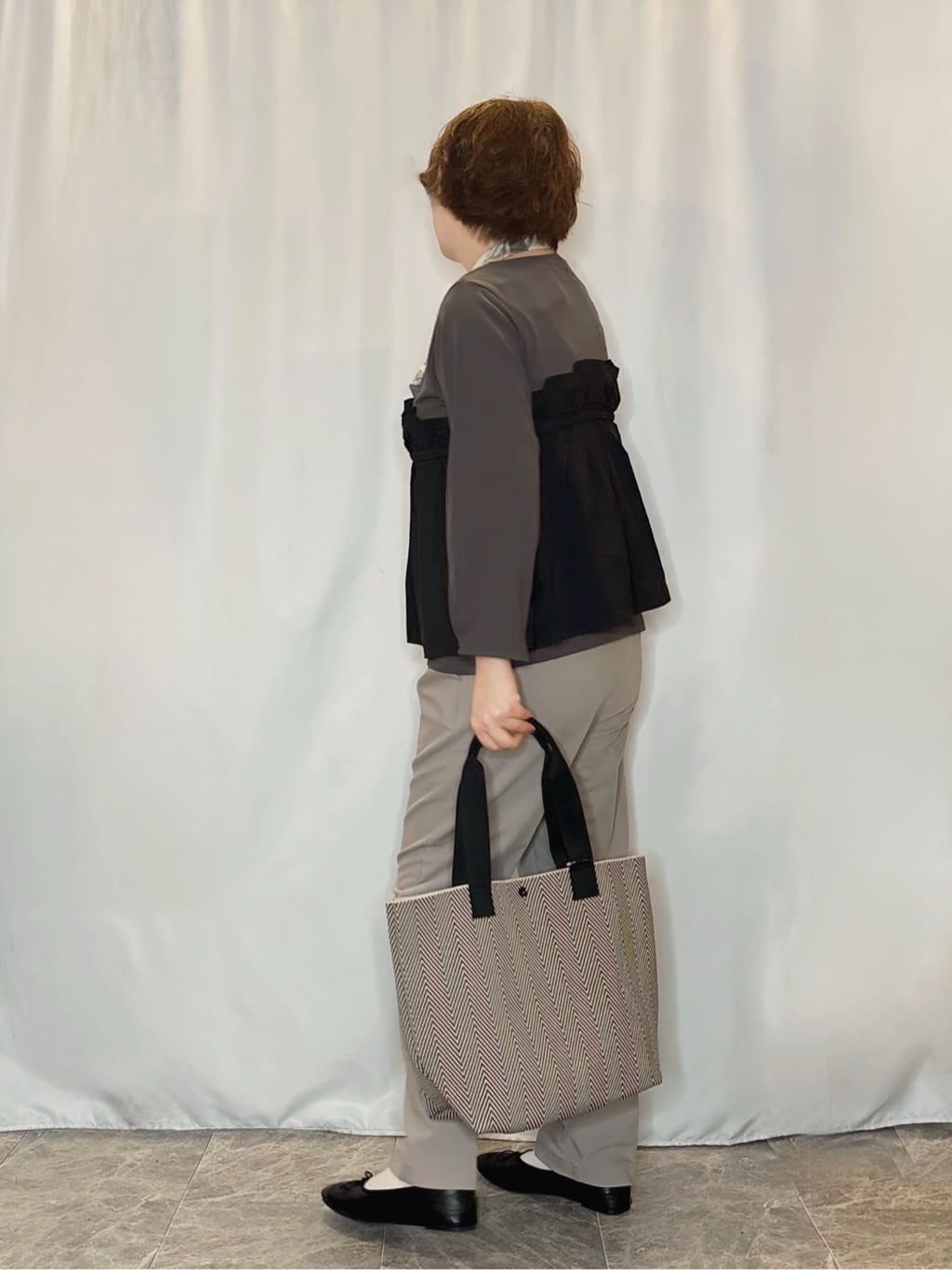 たみさんの「SHOO･LA･RUE｜【洗濯機可/S-LL】1枚で華やか フリルドッキングトップス」を使ったコーディネート