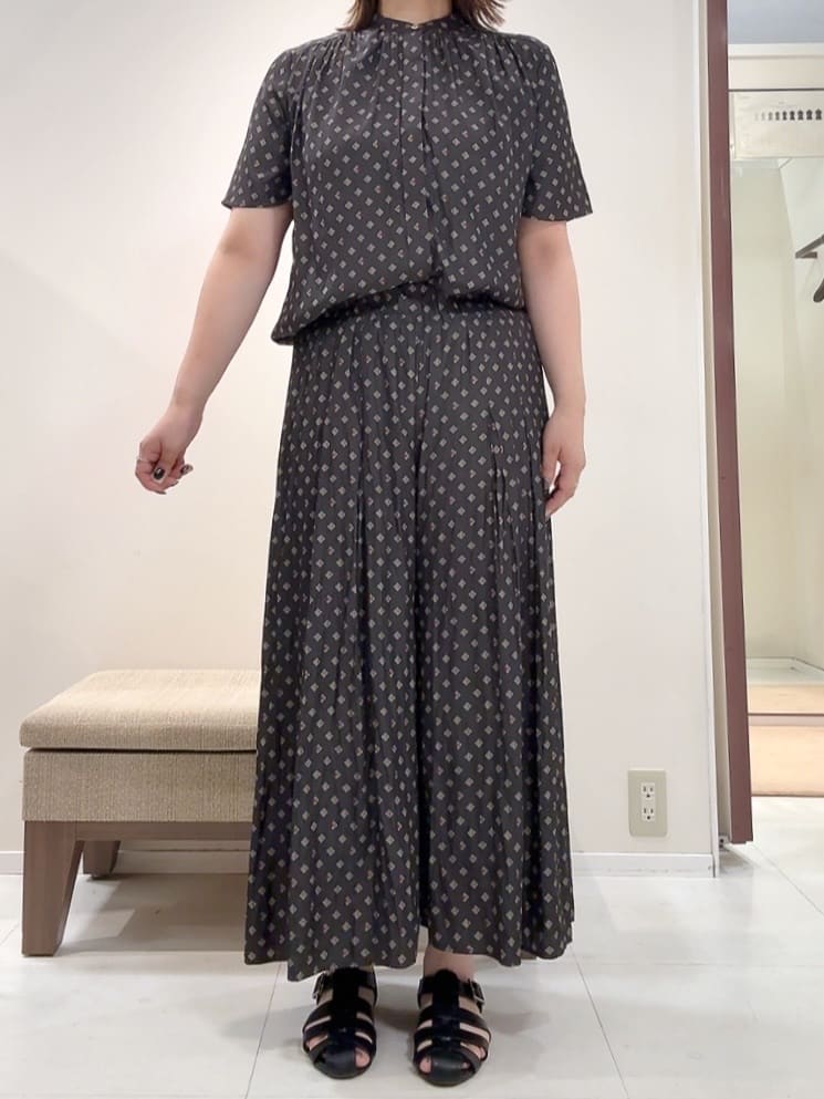 YUIさんの「UNTITLED｜【セットアップ可/リラクシー/通勤】スクエアジオメ柄ブラウス」を使ったコーディネート
