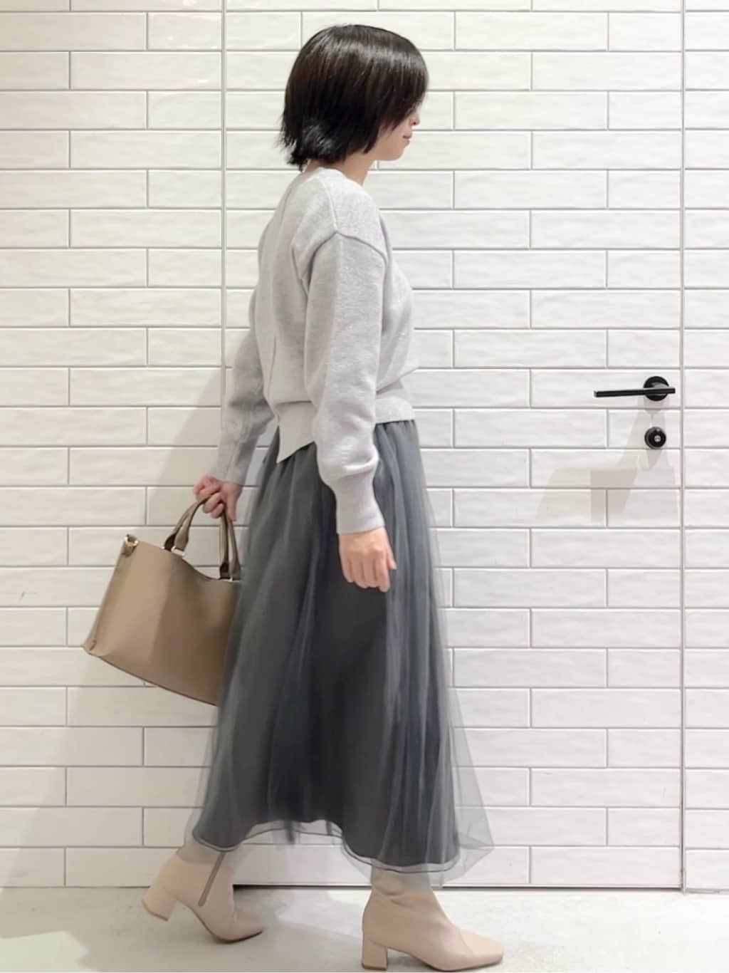 しおりさんの「OPAQUE.CLIP｜Vネックラメニット【洗濯機OK】」を使ったコーディネート