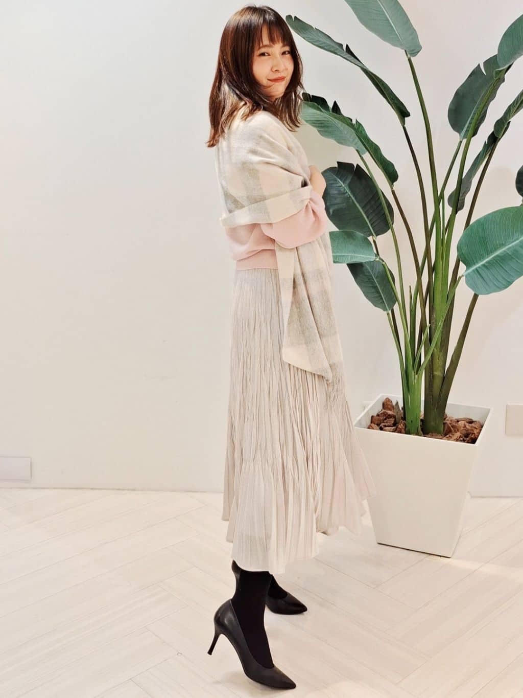 YuKaRiさんの「UNTITLED｜【きれいめ/洗える】ラメ入りワイドボートネックニット」を使ったコーディネート