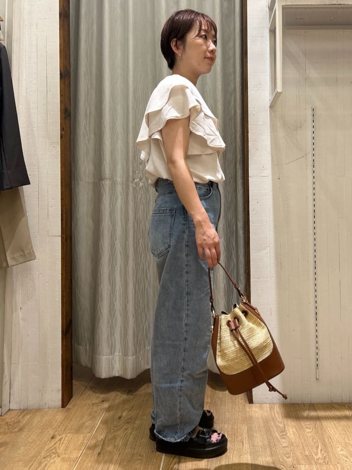 ga_riさんの「THE SHOP TK｜【ONOFF活躍】フリルデザインブラウス/セットアップ可」を使ったコーディネート