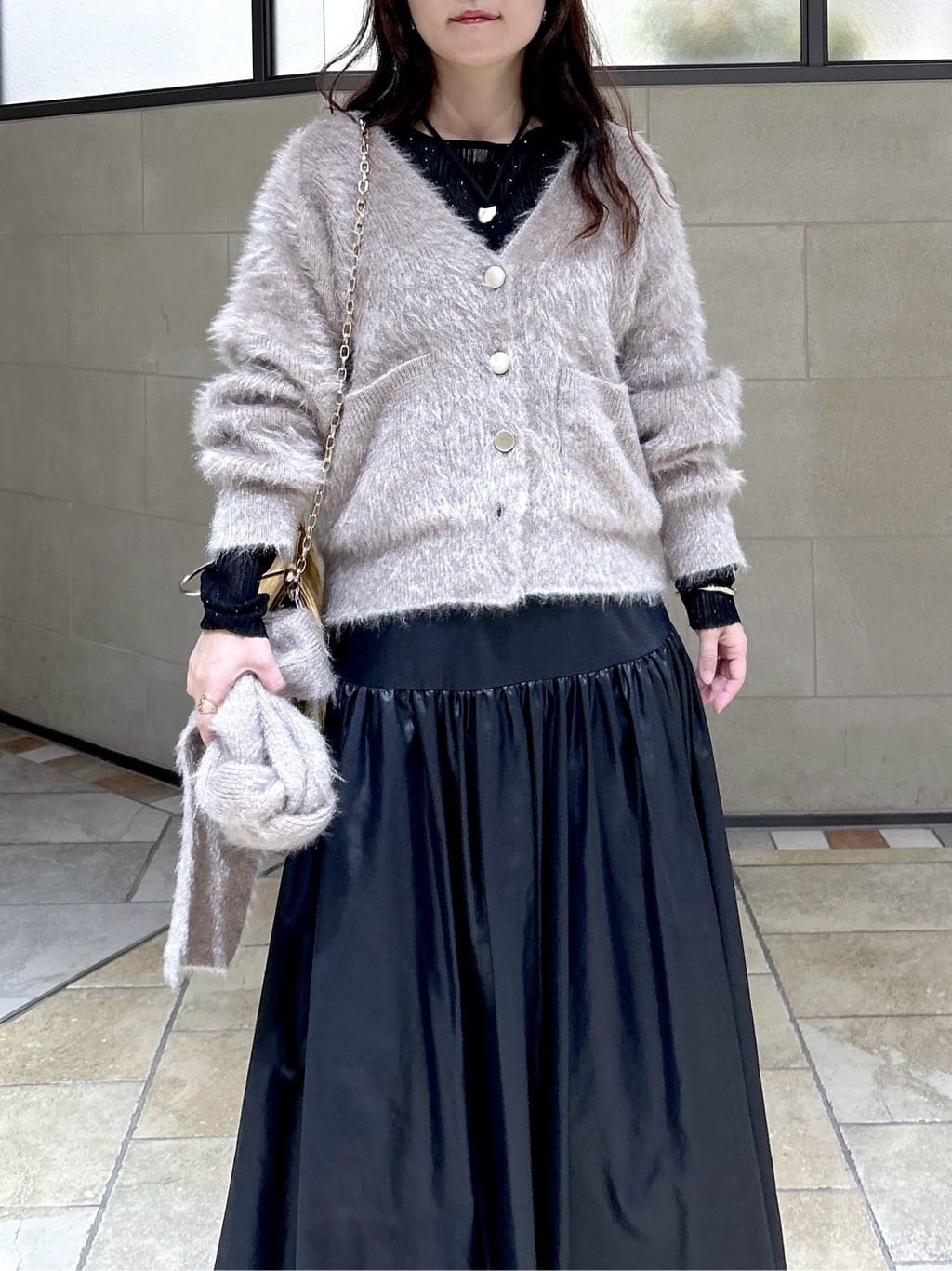 よねさんの「INDIVI｜レザーライクマキシスカート」を使ったコーディネート