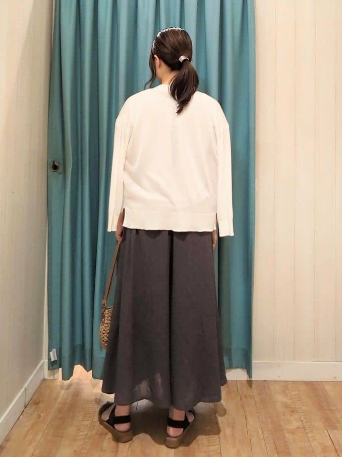 kawa.さんの「SHOO･LA･RUE｜【S-LL/裏地ひんやり】エアリーで涼やか 大人のシアースカーチョ」を使ったコーディネート