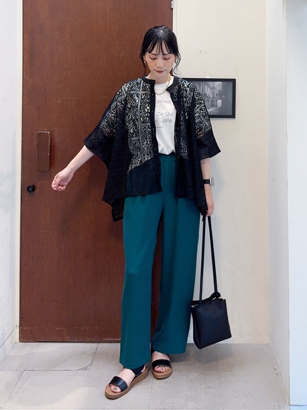 𝐇𝐢𝐫𝐨𝐦𝐢さんの「SHOO･LA･RUE｜大人レトロスタイルに レースポンチョシャツ」を使ったコーディネート