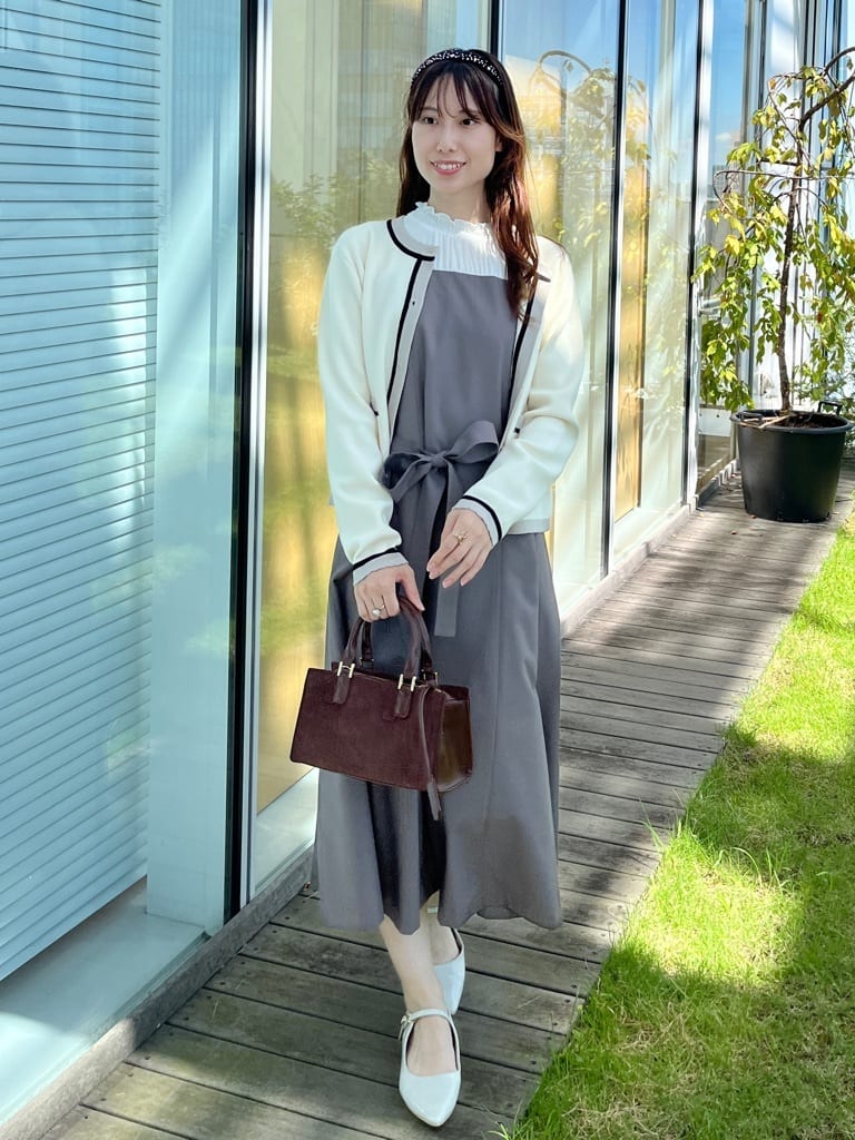 はばさんの「Couture brooch｜【高見え・通勤・大人可愛い】配色総針スカラカーディガン」を使ったコーディネート