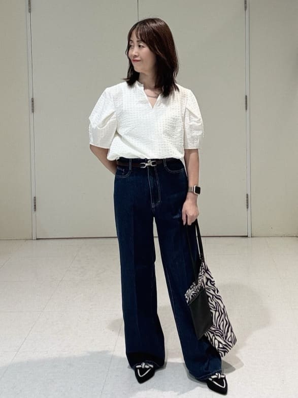 makiさんの「UNTITLED｜【吸水速乾/ストレッチ/Vネック】フォルムスリーブ ブラウス」を使ったコーディネート