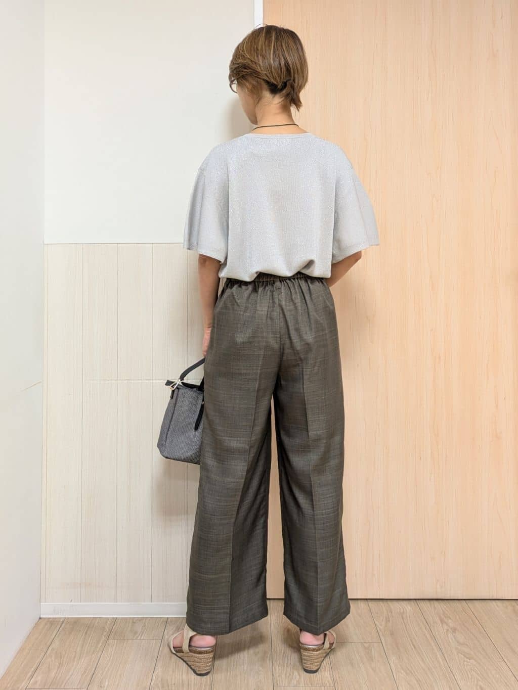 YuAさんの「SHOO･LA･RUE｜【S-LL/洗濯後しわになりにくい】ゴールドパーツできれい見え 麻調タックワイドパンツ」を使ったコーディネート