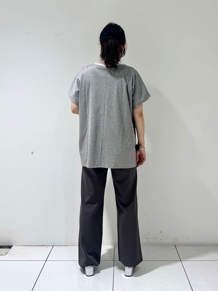 そんさんの「INDIVI｜【洗える／汗ジミ防止】バイカラー＆アシメヘム Tシャツ」を使ったコーディネート