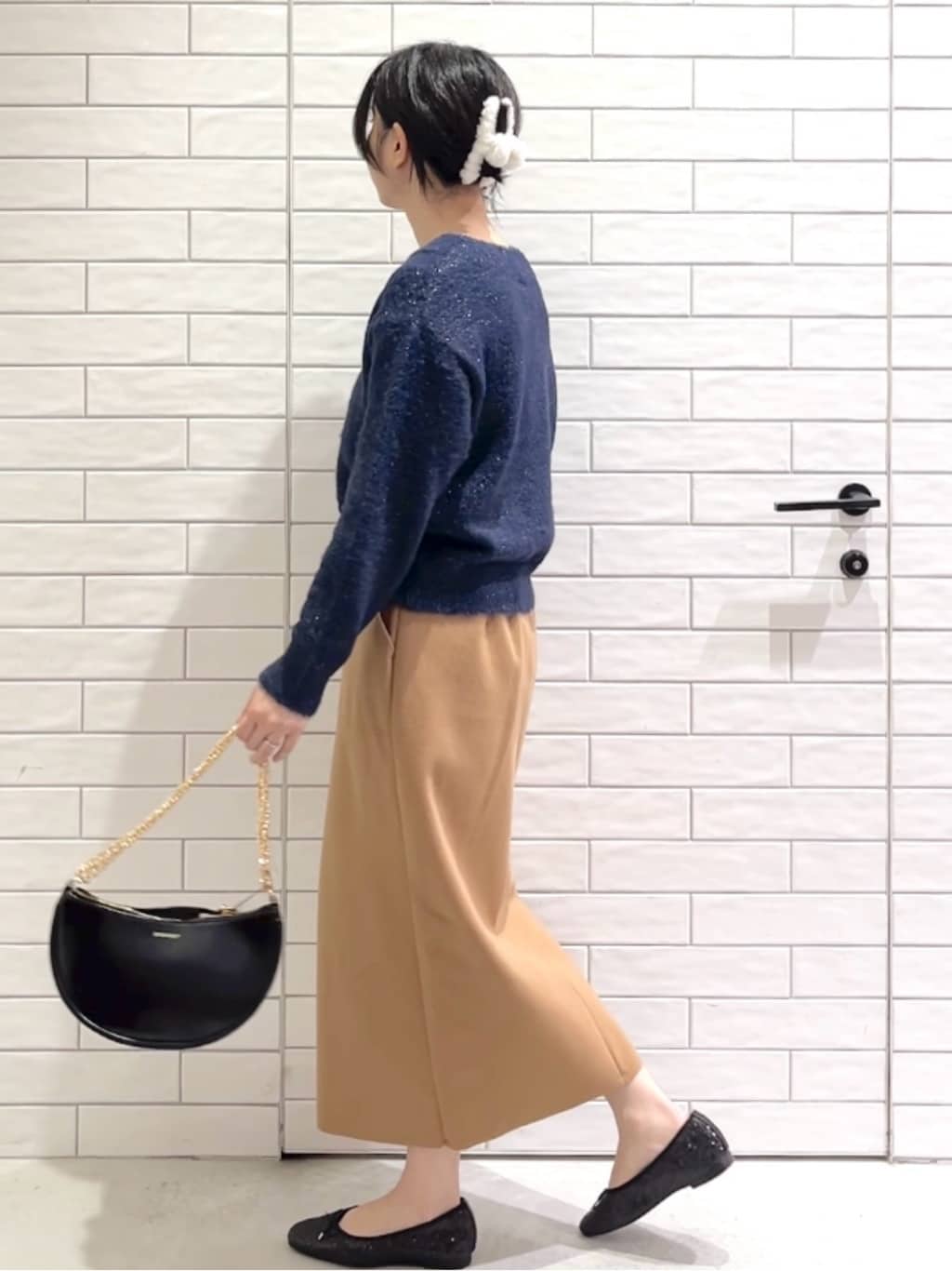 しおりさんの「OPAQUE.CLIP｜スパンコールフェザーVネックニット【洗濯機OK】」を使ったコーディネート