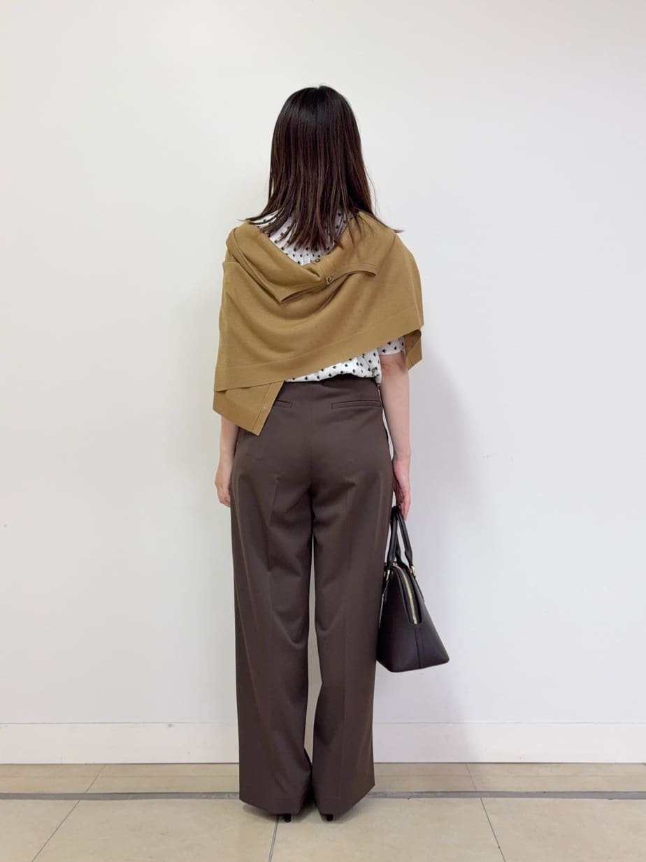 asamiさんの「UNTITLED｜【セットアップ可/リラクシー/通勤】スクエアジオメ柄ブラウス」を使ったコーディネート