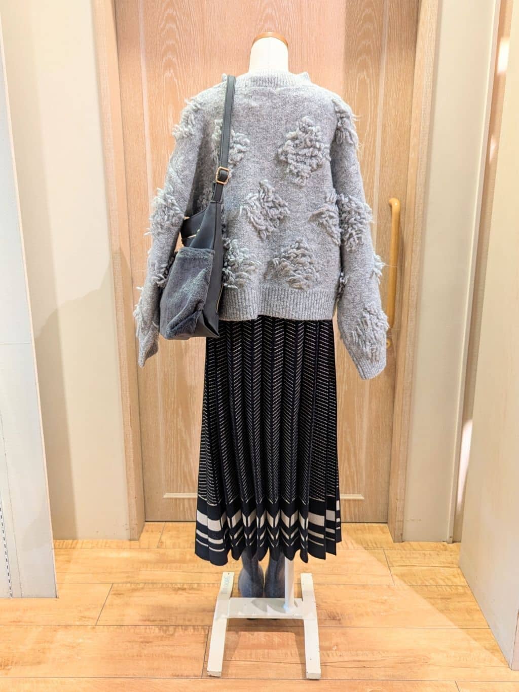 ケイさんの「SHOO･LA･RUE｜【洗濯機可】華やぐ ループデザインニット」を使ったコーディネート